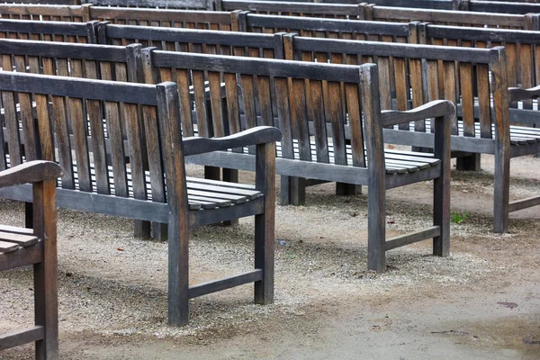 Vieux bancs en bois dans le parc — Photo