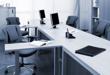 Modern ofiste masalarda monitörler