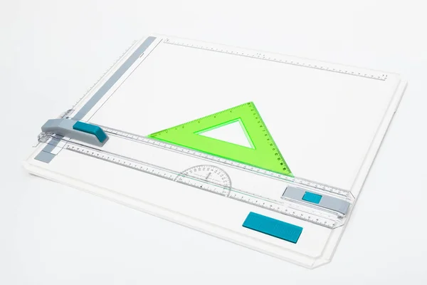 Чертежная доска с треугольником на белом фоне — стоковое фото