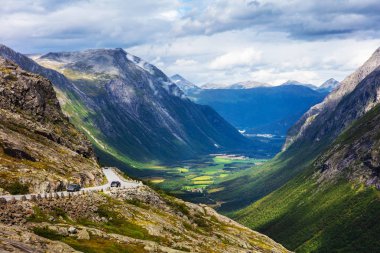 bir dağ yolunda sürüş araba