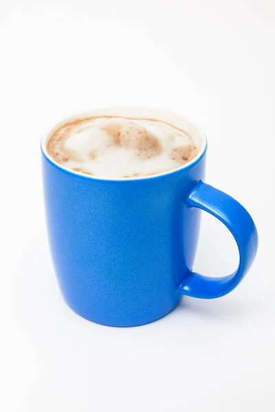 Blå kopp med cappuccino på vit botten — Stockfoto