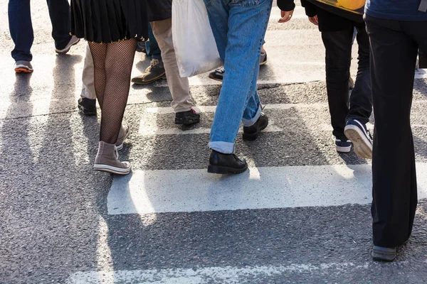 Travessia de pedestres na cidade moderna — Fotografia de Stock