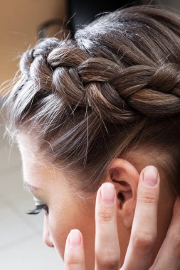 kız kafasına bir örgü ile saç modeli