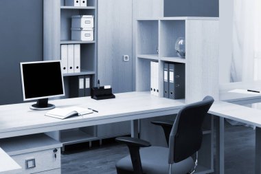 modern ofis masa üzerinde izlemek