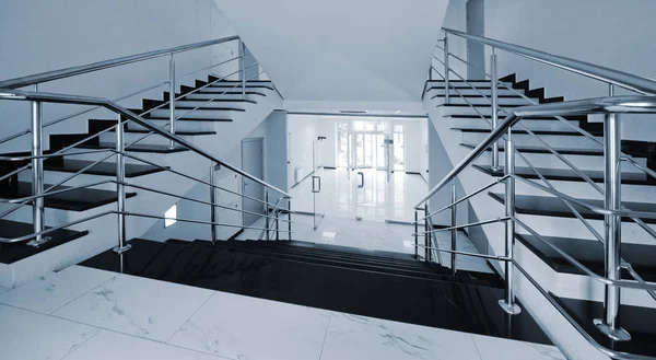 Merdiven üzerinde bir tür ile cam kapılar — Stok fotoğraf
