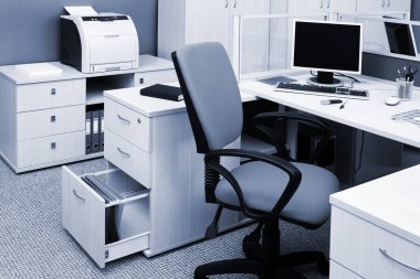 modern ofis cam arkasındaki bilgisayarlar