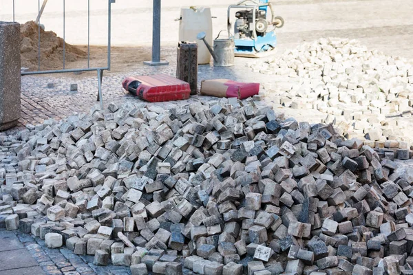 Bau einer Pflasterstraße mit Kopfsteinpflastergranit — Stockfoto