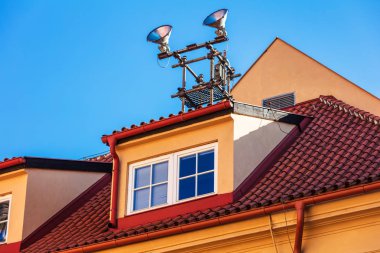 binanın çatısında sokak aydınlatma