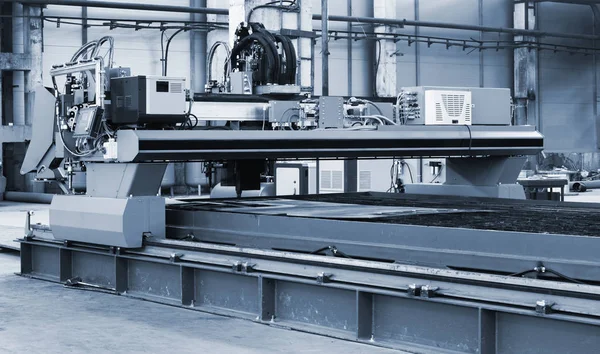 Metallbearbetnings maskin i modern verkstad — Stockfoto