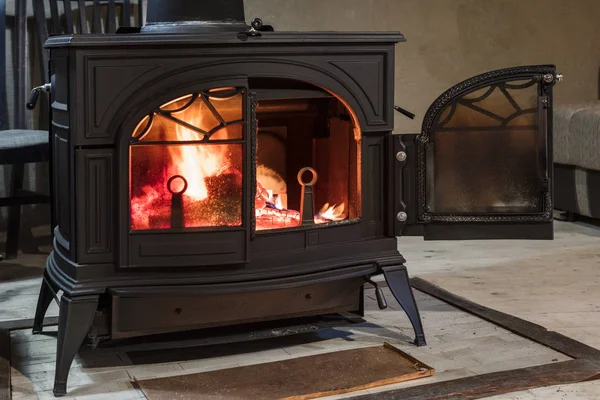 Bois de chauffage dans le poêle dans la maison de campagne — Photo