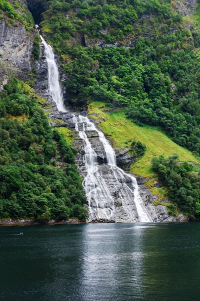 Gyönyörű Geiranger fjord vízesés — Stock Fotó