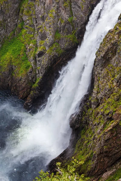 Vízesés a hegyekben, Norvégia — Stock Fotó