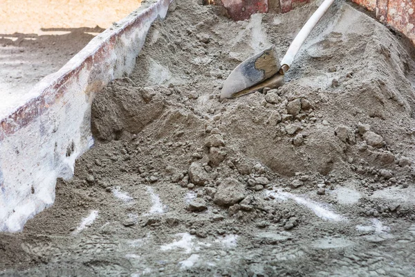 Лопата розміщена на купі піску для будівельних робіт — стокове фото