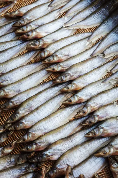 Gerookte vis op straatmarkt — Stockfoto