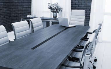 ofiste dizüstü bilgisayar ile müzakereler için tablo