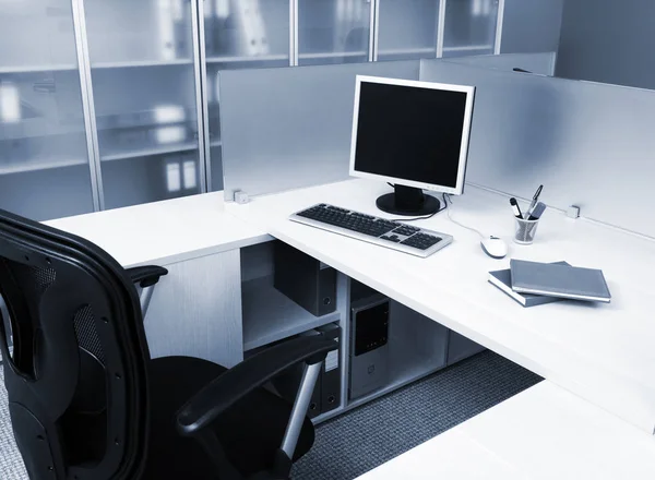 Modern ofiste bir masada bilgisayar — Stok fotoğraf