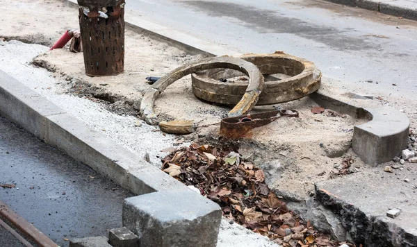 Escotilhas reparação estrada esgoto bueiro inseguro na rua — Fotografia de Stock