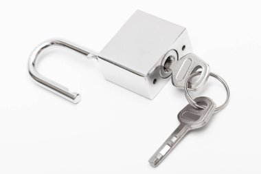 beyaz arkaplanda tuşları olan asma kilit