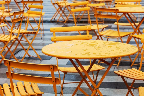 Mesas y sillas en la cafetería en la calle —  Fotos de Stock