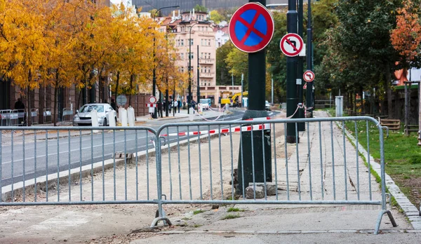 Reparation av vägar i modern stad — Stockfoto