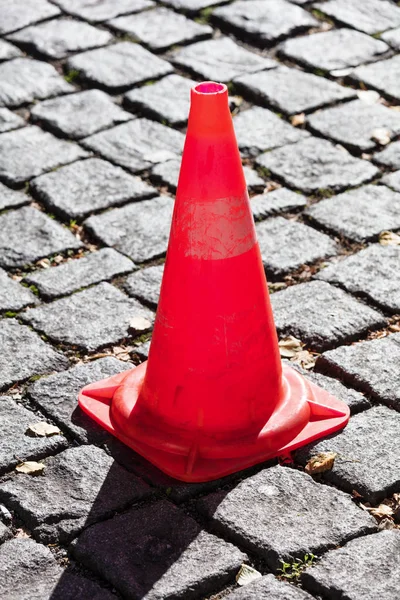 Червоний конус на тротуарі ремонтують — стокове фото