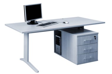 masa ve beyaz arkaplanda modern bir bilgisayar