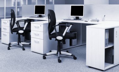 Modern bir ofisteki masalardaki bilgisayarlar