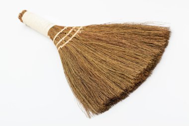 Beyaz arkaplanda yeni süpürge