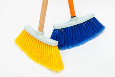 Beyaz arka planda iki temizlik fırçası