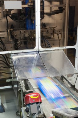 Modern fabrikada yeni bir taşıyıcı taşınıyor.