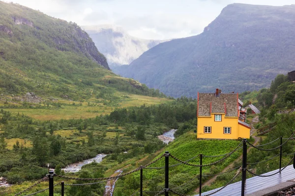 Yellow House Mountains Norway — Stock Photo, Image