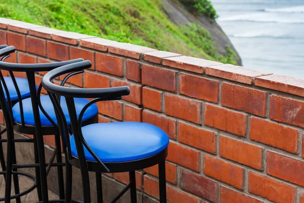 海沿いのカフェのバースツール — ストック写真
