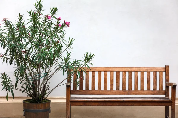 Banco Madera Vacío Con Pared Como Fondo — Foto de Stock