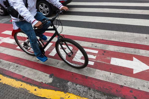 Modern Şehirde Bisikletçi Kırmızı Bisiklet Yolu — Stok fotoğraf