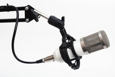 Beyaz arkaplanda metal mikrofon