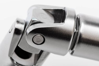 Beyaz arkaplanda çelik menteşe