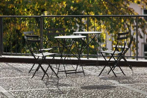 Tafels Stoelen Het Balkon Een Zonnige Dag — Stockfoto