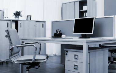 Modern bir ofisteki bir masada monitör.