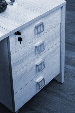 Modern bir ofiste çekmeceleri olan masa dolabı.