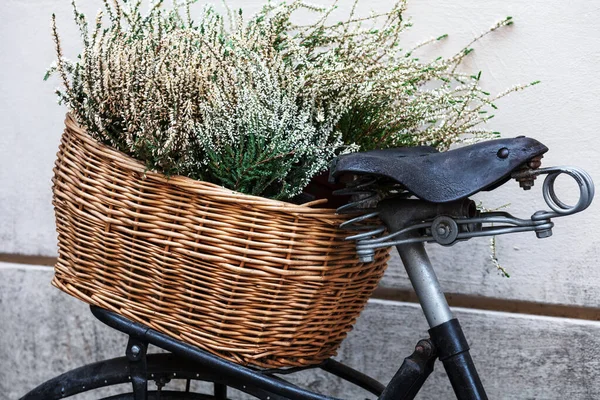 Bicicleta Vieja Con Flores Sobre Fondo Pared Blanco — Foto de Stock