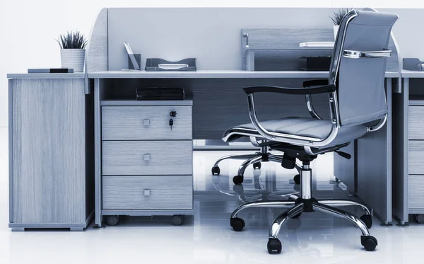 Ofisteki Beyaz Bir Duvarın Arka Planına Karşı Masa Sandalye — Stok fotoğraf