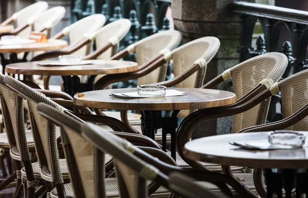 通りのカフェのテーブルの上の灰皿 — ストック写真