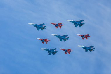 Moskova, Rusya - 9 Mayıs 2018: Askeri uçak geçit zafer günü