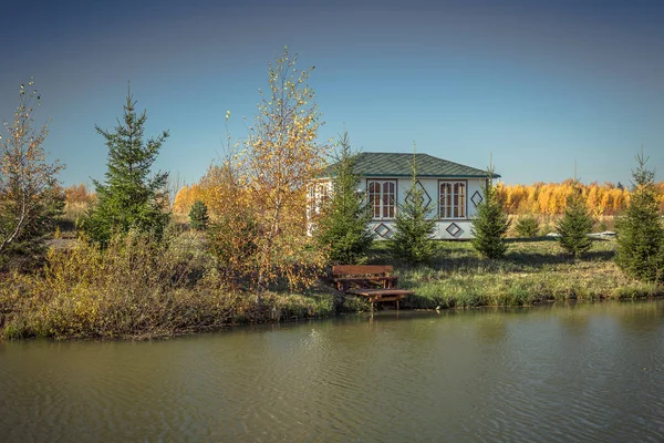 Fishermans casa en el lago — Foto de Stock