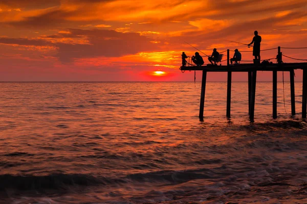 Siluetas de pescadores en el muelle — Foto de Stock