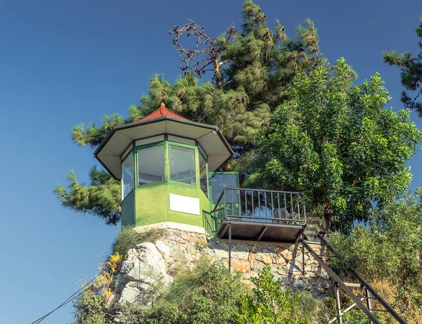 Kiosque sur un sommet de falaise — Photo