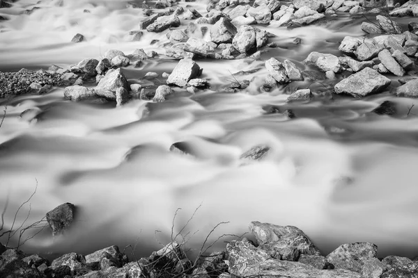 Горная река весной — стоковое фото
