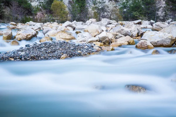 Горная река весной — стоковое фото