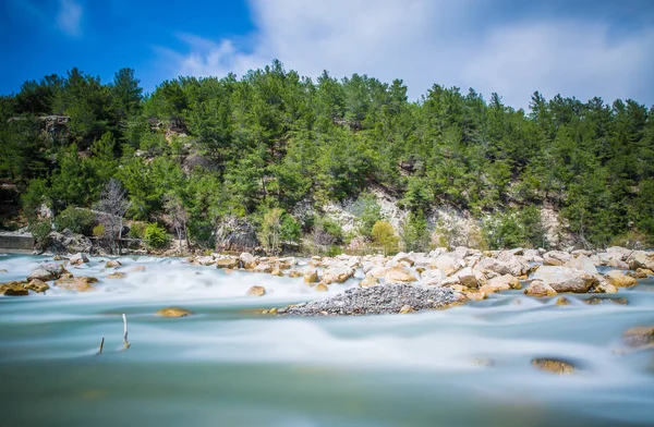 Hegyi folyó tavasszal — Stock Fotó