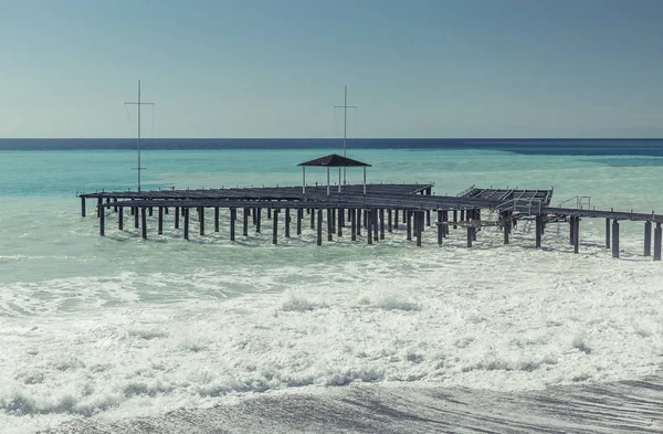 Ακτές της Μεσογείου το καλοκαίρι-θυελλώδης — Φωτογραφία Αρχείου